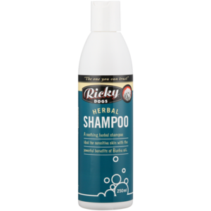 An excellent choice for dogs with sensitive skin, this quality formula boasts the addition of buchu oil, that promotes skin-health while soothing irritations. Ensuring your pooch enjoys his bathing experience, this lathering herbal shampoo leaves your dog comfortably clean.