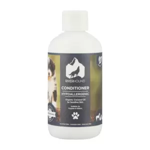 Treat your young pet to a gentle and thorough cleanse, with this highly effective moisturising conditioner that leaves their coat with a shine that lasts. Suitable for puppies and kittens, this hypoallergenic formula is infused with organic coconut oil that is perfect for sensitive skin.